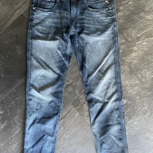 Replay Anbass Jeans - Snygga Replay Anbass jeans i blå tvätt med slim fit passform. I storlek 31/32, sitter tvär bra och är perfekt för alla årstider! Vid någon fråga är det bara att höra av sig! /Alex
