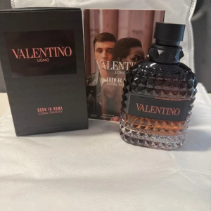 Valentino Uomo Born In Roma Coral Fantasy - Valentino Uomo Born In Roma Coral Fantasy är en herrparfym i en lyxig, nitar-inspirerad glasflaska med svart och korallfärgad gradient. Flaskan rymmer 100 ml och har en svart etikett med orange text. Kommer i elegant svart och korallfärgad förpackning.