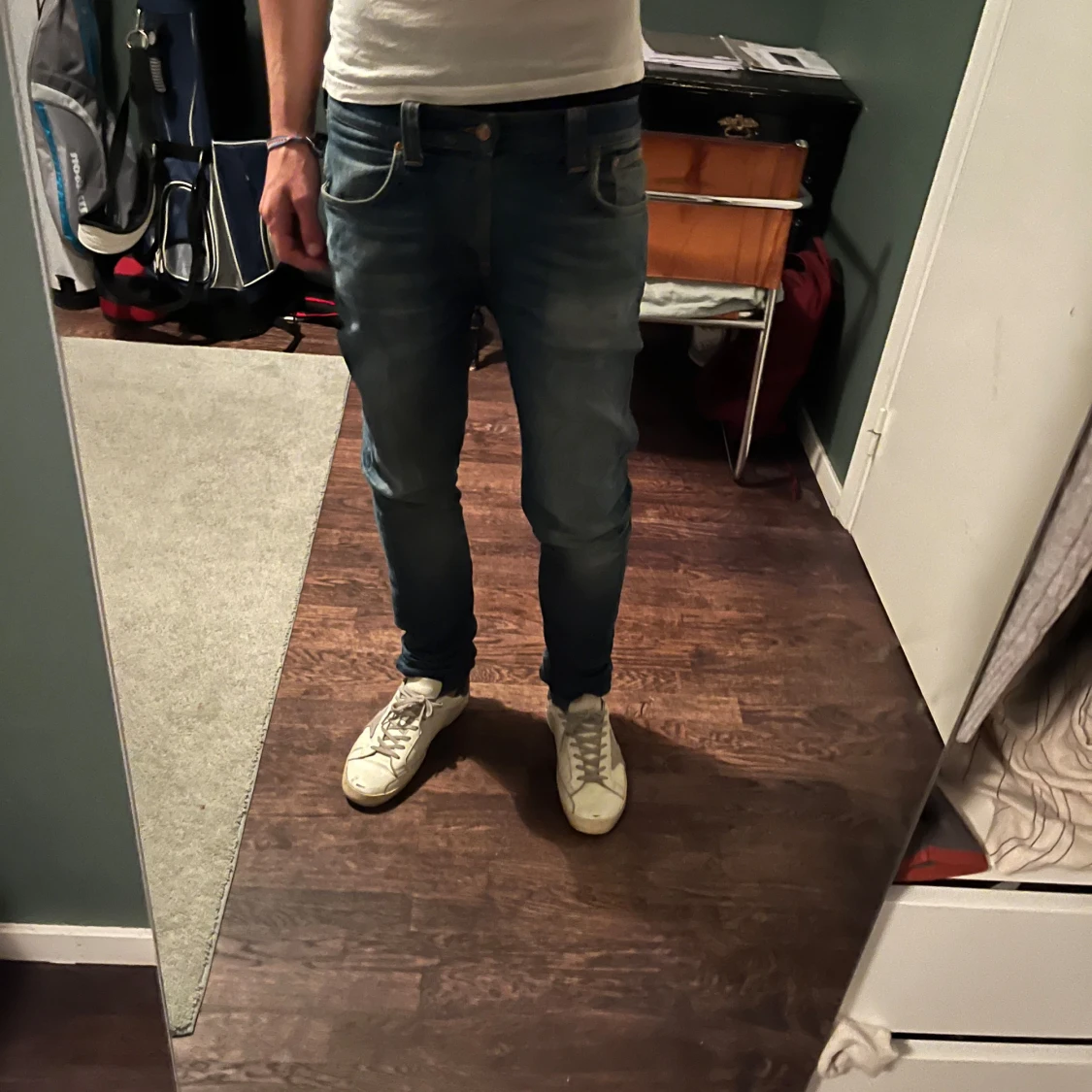 Blå slim fit jeans med slitningar