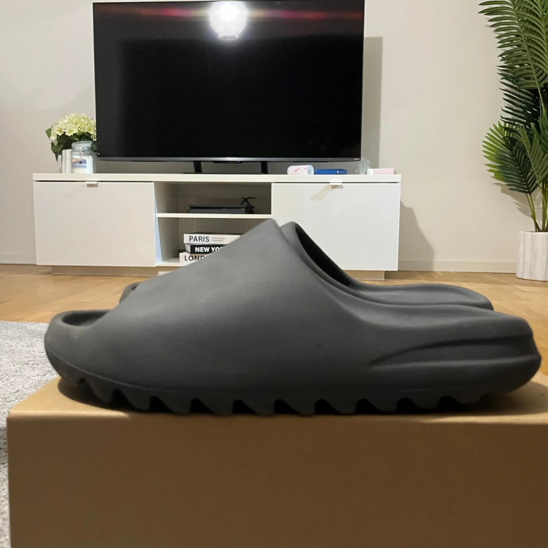 Adidas Yeezy Slide i mörkgrå - 3