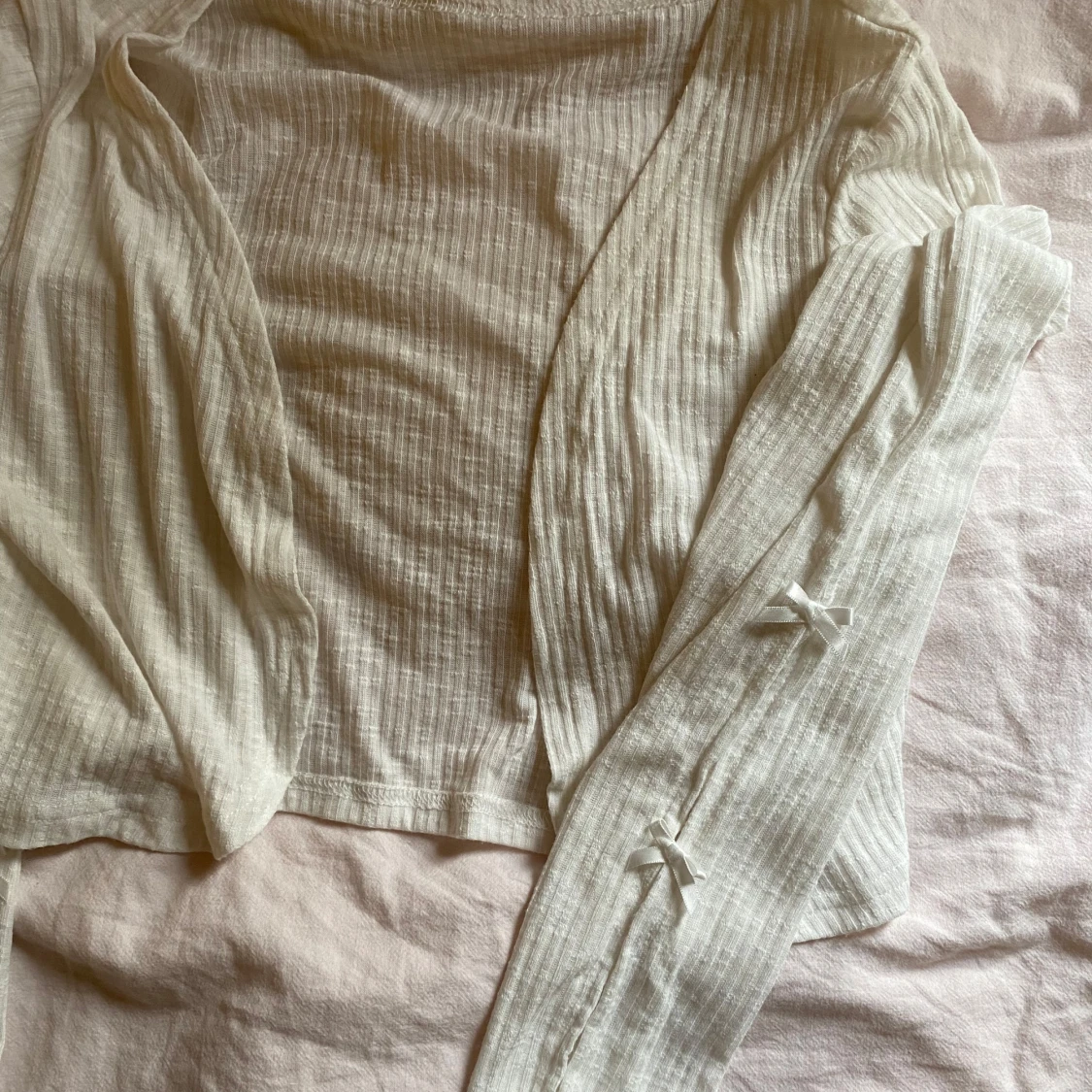 Vit ribbad kofta med rosetter - 2