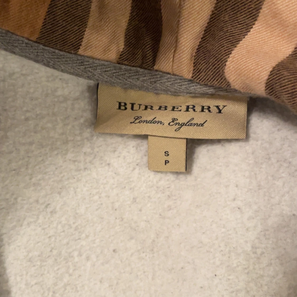 Grå hoodie från Burberry med dragkedja - 1