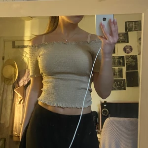 Beige offshoulder topp - Säljer en beige offshoulder topp från hm