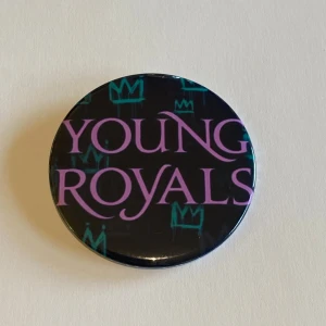 Young Royals pins - Pins med Young Royals.