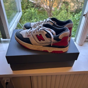 New Balance 550  - Säljer ett par New Balance 550 sneakers i vitt, rött och svart. Skorna har lite slitningar där bak men är i gott skick annars. Har kvitto om det önskas. Hör av er om ni undrar något!🙃