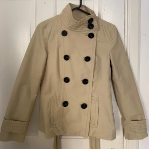 Trenchcoat - Beige trenchcoat från zara med band i midjan 