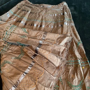 Maxikjol - Jättefin detaljerad långkjol i boho stil. Sitter mid waist på mig. 