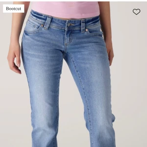 Lågmidjade jeans från Abrand Jeans - Super snygga lågmidjade byxor storlek 24 från Abrand Jeans. Är du sugen på ett par jeans som sitter som en smek plus är lågmidjade? Då har du hittat dom bästa jeansen 🤩🤩Nypris 999kr