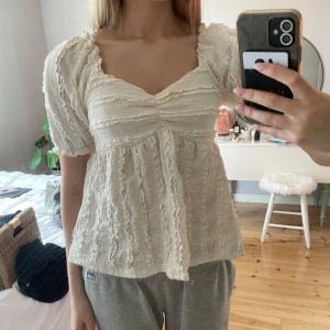 Vit volangblus med puffärm - Supersöt vit blus med volangdetaljer och puffiga korta ärmar. Aldrig använd 🌸
