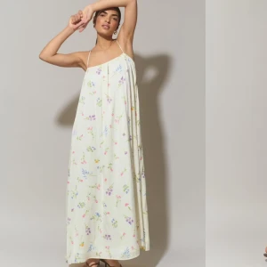 SÖKER Flowy maxi dress - Söker denna klänning som såldes förra sommaren på ginatricot. I storlek xs eller s. Har du en o använder sällan så vore jag supertaksam om du hör av dig om du vill sälja den. Så köper jag den gärna! 