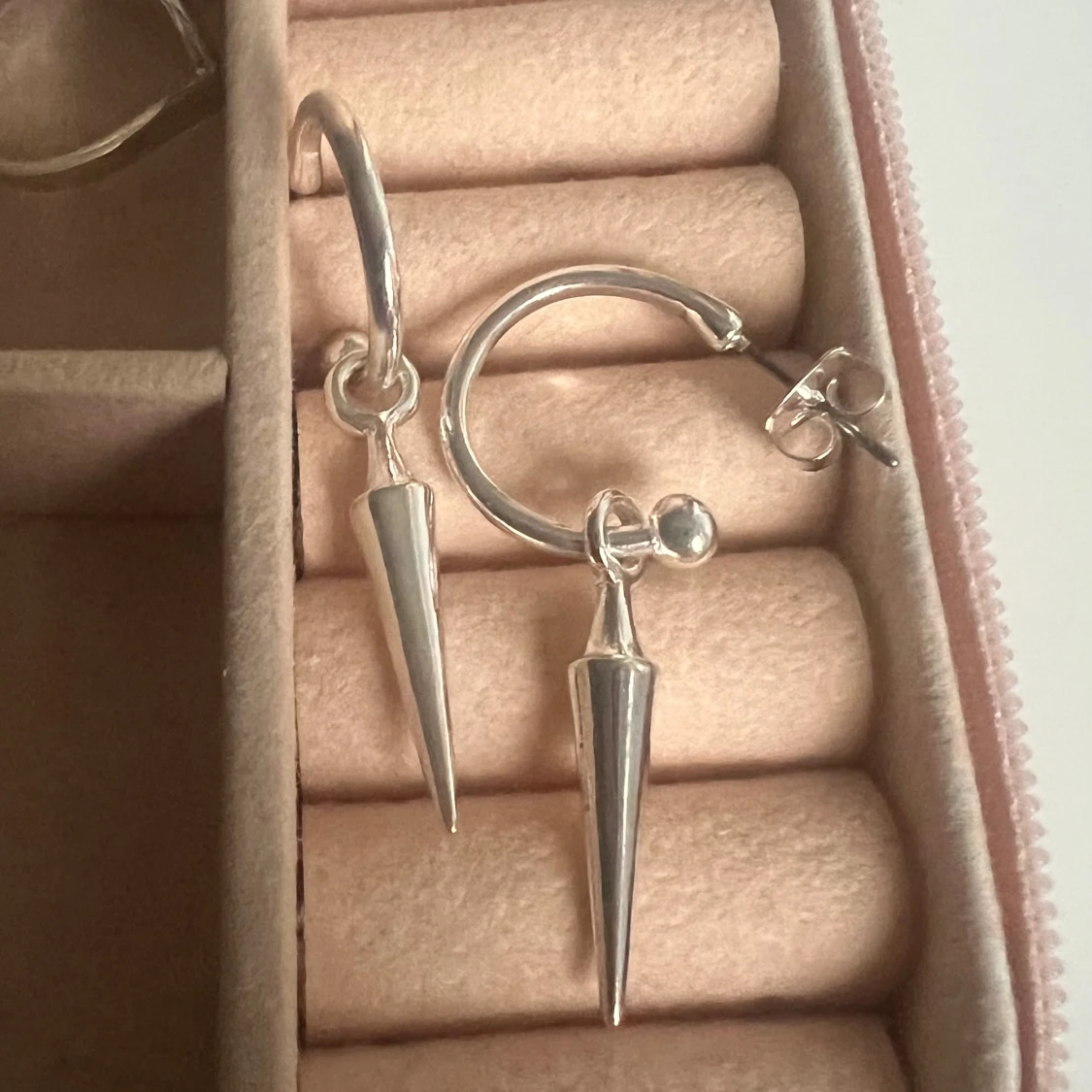 3 par silvriga örhängen  - 2