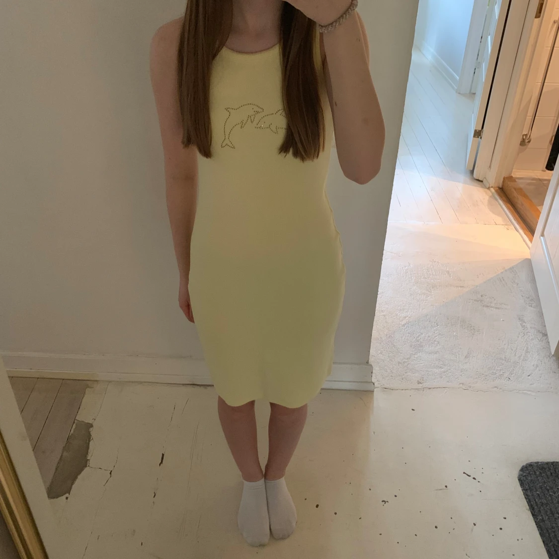 Gul ribbad klänning med delfiner Lindex - 2