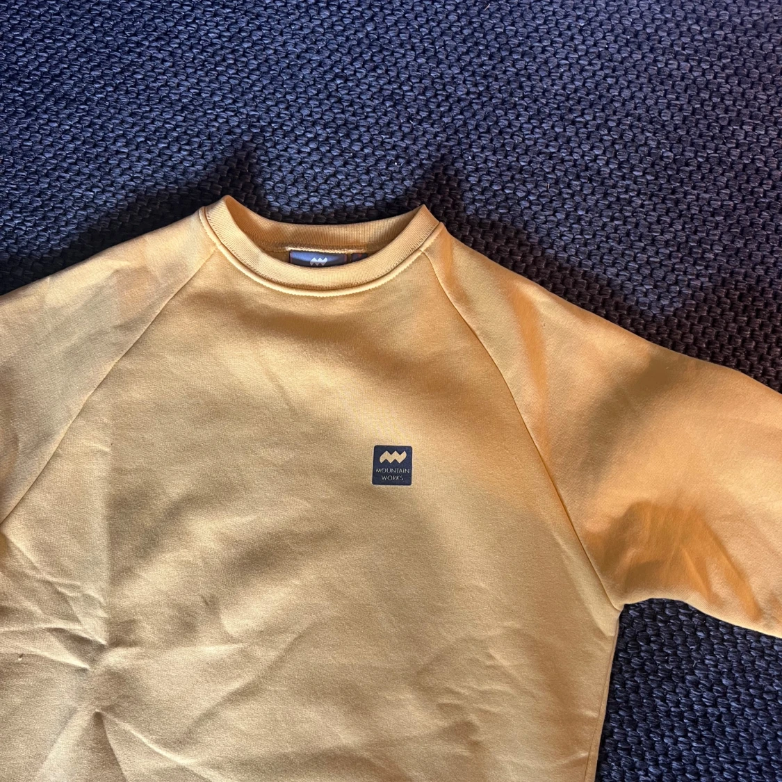 Gul sweatshirt från Mountain Works XS - 1