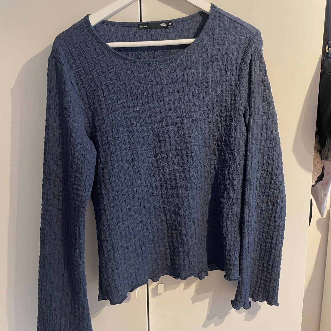 Blå långärmad topp i refflat material