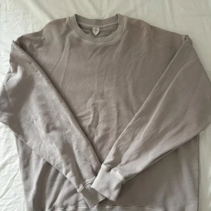 Arket Crewneck - Arket Crewneck i storlek Large. Sitter true to size. Använd max 3 gånger, som ny. Skickas samma dag/ dagen efter! 