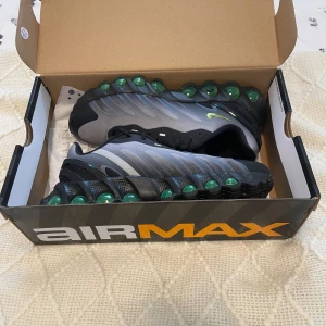 Nike Air Max sneakers grå/svart -  Nike Air Max sneakers  i grått och svart med coola gröna luftbubblor i sulan. Snygg design med svarta detaljer, mesh-överdel och limegrön Swoosh på sidan. Perfekta för dig som vill sticka ut med futuristisk vibe och maximal komfort. har använt dom 2 gånger och dom var inte riktigt min smak på skor ni kan buda och ge förslag på priser vid snabba affärer. Köpte skorna för 2000kr air Max dn8.