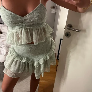 Volang sett  - Superfint sett med en volangtopp +kjol. Superfina och gulligt knyte i ryggen på toppen.