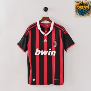 AC Milan Adidas fotbollströja randig - AC Milan fotbollströja från Adidas med klassiska röda och svarta vertikala ränder, vit krage och klubbmärke broderat på bröstet. Tryckt Bwin-logga på framsidan. Tillverkad i lätt och ventilerande polyester, perfekt för match eller träning.           (DETTA ÖR ETT BESTÄLLNINGSVARA SÅ VI HAR ALLA STORLEK. KONTAKTA OSS SÅ KAN VI FIXA VILKET STORLEK SOM HELST TILL ER)!