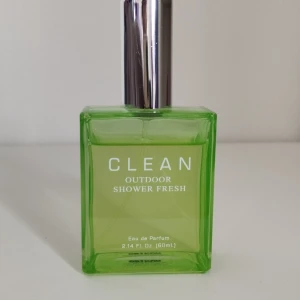 CLEAN Outdoor Shower Fresh EdP 60ml - Fräsch parfym från CLEAN i doften Outdoor Shower Fresh.  Innehåller 60 ml Eau de Parfum. Perfekt för dig som gillar lätta, fräscha och naturliga dofter. Top notes are Water Notes, Bergamot and Violet Leaf; middle notes are Water Notes, Water Lily and Lily-of-the-Valley; base notes are Musk and Sandalwood.