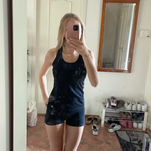 Svart thight tränings linne - Säljer ett svart linne med ett luftigt och stretchigt material. Perfekta för gymmet eller löpning. Den har en enkel design utan detaljer förutom en liten vit soc (stadiums logga) längst ner. Perfekt inför sommar träning utomhus!