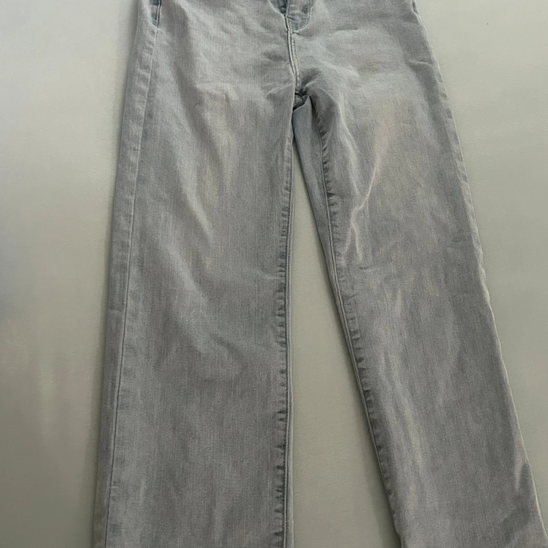 Ljusgrå raka jeans i storlek S - 2