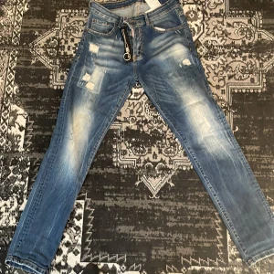dsquared2 Jeans  - Säljer min dsquared2 jeans, äkta fick de i present min kusin köpte på NK finns tyvärr inget bevis och de därför jag säljer de för så billigt pris, de står att size är 52 men jag skulle säga att de är typ S, jag väger 68 och är 178  och de sitter okej på mig. Nästan helt nya jag har använt de ett par gånger 