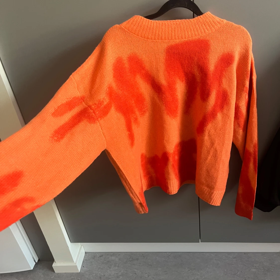Orange stickad tröja med röd tie-dye - 1