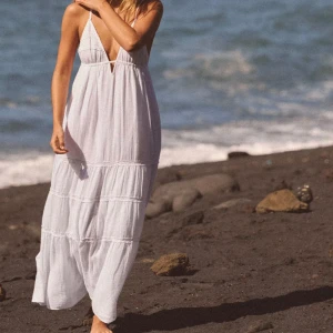 Vit långklänning zara - Vit långklänning från zara. Helt ny med lapp kvar, endast testad. Säljer då den var något för kort för min smak på mig som är 176 cm🌸 nypris : 499kr