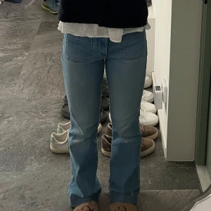 Ljusblå bootcut jeans med fickor - Säljer ett par ljusblå bootcut jeans med framfickor från Wrangler 🩷Endast använd fåtal gånger och köpt för 999