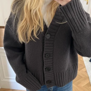 Kashir kofta  - Nästa oanvände grå stickad kashmir ull blandad kofta från HMs premium avdelning✨