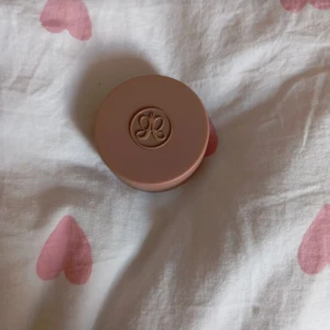 Anastasia Cream Bronzer Amber - Krämig bronzer i färgen Amber från Anastasia Beverly Hills. Kommer i en rund, beige plastburk med logga på locket. Ger en naturlig solkysst look och är lätt att blenda ut på huden. Vegansk och cruelty free. Helt oanvänd och plasten kvar 