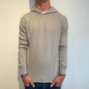 Oscar Jacobsson Kashmir Hoodie - Extremt snygg hoodie o passar till allt | Strl - S | Skick - 10/10 (bara provtestad) | Nypris - ca 1700kr | För ytterligare frågor är det bara att skriva 🤝