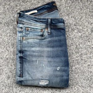 Jack & Jones jeans med slitningar  - Säljer nu mina blåa Jack & Jones jeans med slitningar || Storlek 29/32 || Skick 9/10  Skriv om ni har några funderingar!
