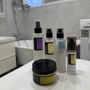 COSRX hudvårdsset med toner och krämer - Säljer ett kit med fem populära hudvårdsprodukter från COSRX: AHA/BHA Clarifying Treatment Toner, Advanced Snail 96 Mucin Power Essence, Oil-Free Ultra-Moisturizing Lotion, Advanced Snail 92 All in one Cream och Advanced Snail Peptide Eye Cream. Alla i stilrena vita och svarta förpackningar. Ni kan även välja om ni vill ha hela kitet eller en/flera produkt 