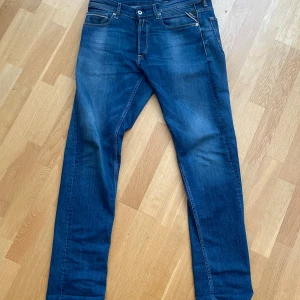 Mörkblåa Replay jeans  - Tja! Säljer dessa snygga mörkblåa Replay jeans i storlek 32/34 i modellen slim fit. Skicket är 9/10 och har inga defekter. Jag är 175 lång och väger runt 65 och de är lite stora i längden och midjan. Tveka inte att höra av dig för frågor eller bilder. 