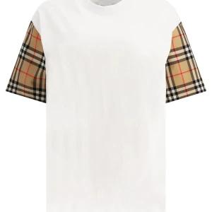 Burberry t-shirt - 2 st Burberry T-shirts – Svart & Vit (helt nya) Säljer två helt nya t-shirts från Burberry, en svart och en vit. Båda är oanvända, dress finns om intresserad.