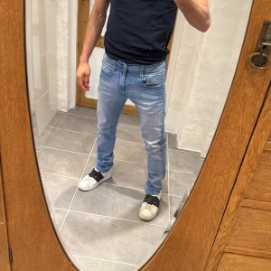 Replay jeans  - Ett par snygga jeans från Replay i storlek W31 L30 i modellen Anbbas