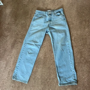 Ljusblå jeans Loose Eddie 29/30 - Säljer ett par ljusblå jeans från JacknJones i modellen Loose Eddie. Perfekta för dig som gillar en avslappnad och loose stil. Kan strykas vid intresse och tveka inte höra av vid frågor. 