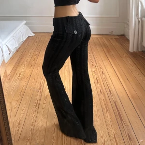 Midwaist bootcut kostymbyxor - Vintage kostymbyxor med bakfickor från F&K, har glittriga ränder och är stretchiga💓midja 39 innerben 86 jae 165
