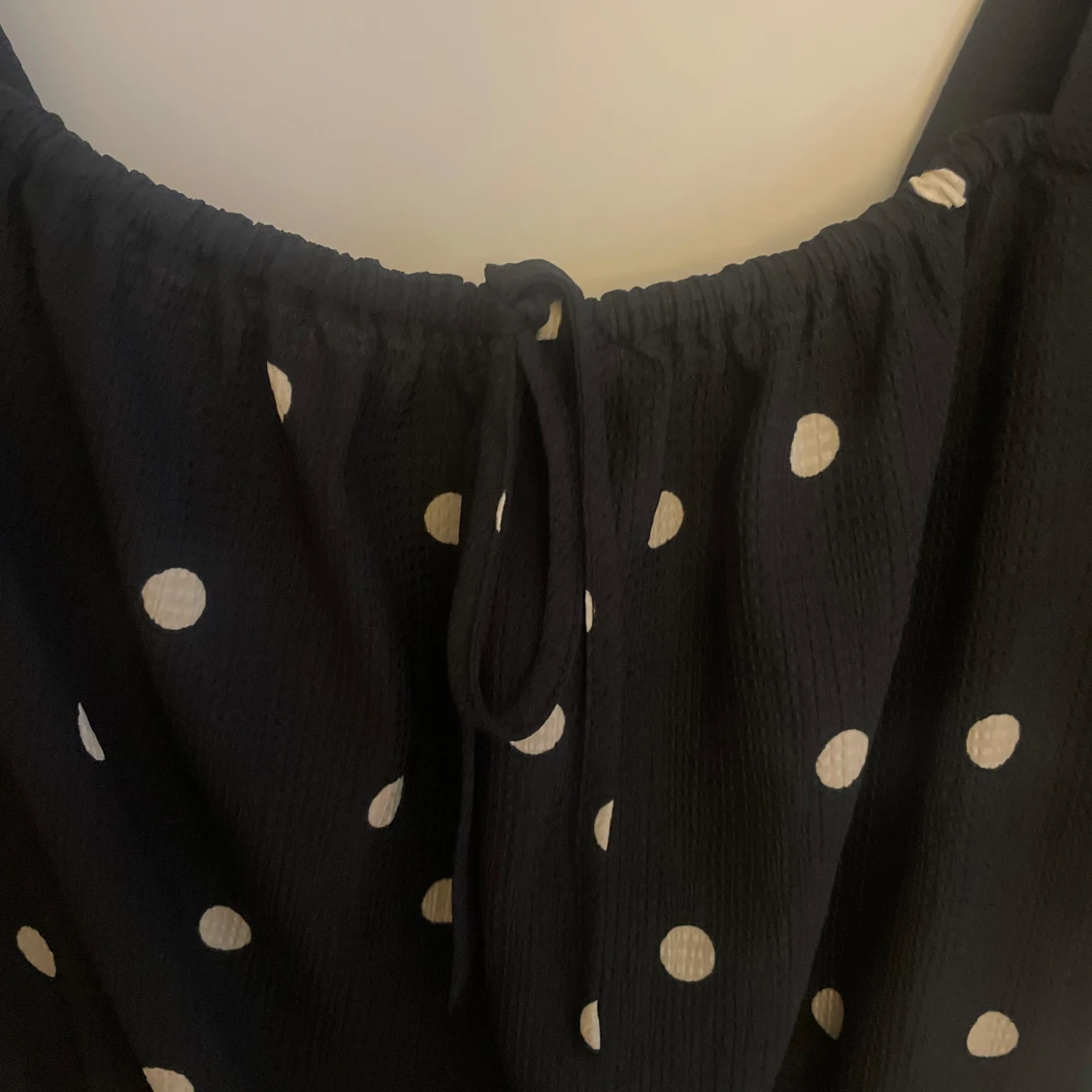 Svart prickig blus från H&M - 1