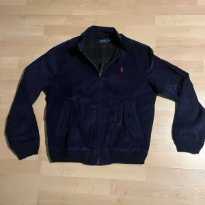 Mörkblå kofta Polo Ralph Lauren - Snygg mörkblå kofta från Ralphlauren. Oanvänd, pris kan diskuteras 