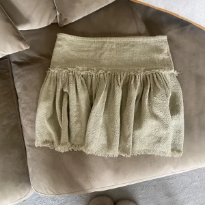 Beige kjol från Isabel Marant Étoile - Superfin beige kortkjol från Isabel Marant Étoile i grov linnestruktur. Kjolen har volangkant, fransiga detaljer och dragkedja i sidan. Den passar perfekt rill både vinter och sommar mode! Säljer tyvär endast då den är för stor. Den är helt perfekt 💖 Storlek: 36/M