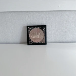 HUDA BEAUTY cream blush - En HUDA BEAUTY Pretty Grunge Blush Gloss i färgen ”PUNK PINK” som enbart är swtachad på ren hand. Det är en transparent formula och är PH-Bloom, alltså blir den rosa när den kommer i kontakt med huden. Säljs pga att jag inte använder sån blush och att den inte är min smak på rosa. Köptes för nypriset 389kr! FÖRST TILL KVARN!