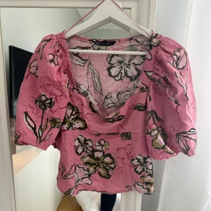 Rosa topp från Zara 🌸🌸🌸 - Jättefin rosa topp från Zara! 💕🩷💖🌸💗