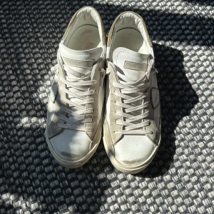 Philippe Model sneakers - Ett par Philipe model sneakers i fint skick. Kan bli finare med en tvätt eller om man gillar den slitna looken. Köpta från cettire och allt og med box medföljer vid köp. 