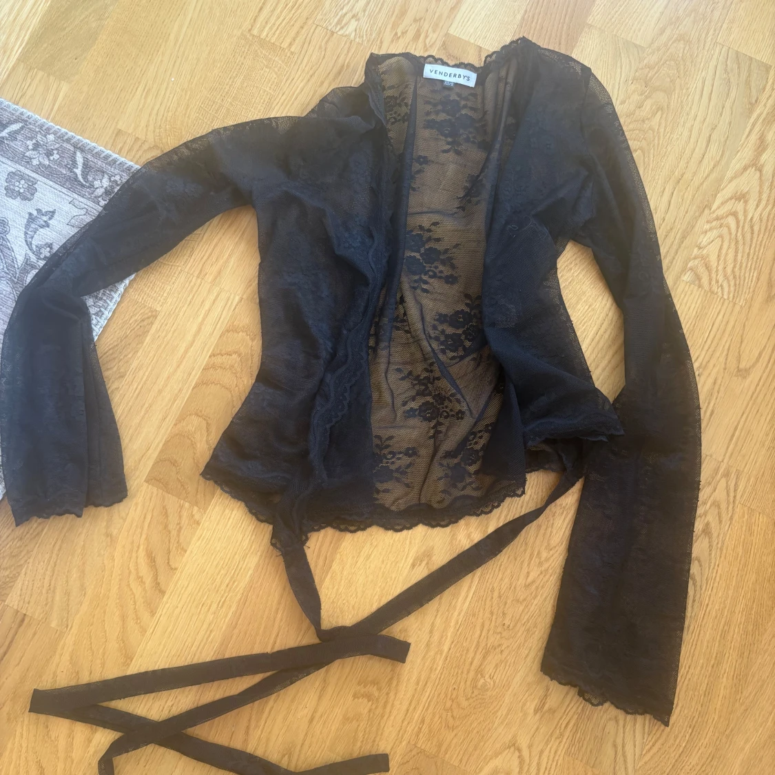 Svart spetsig omlottopp från Venderby's