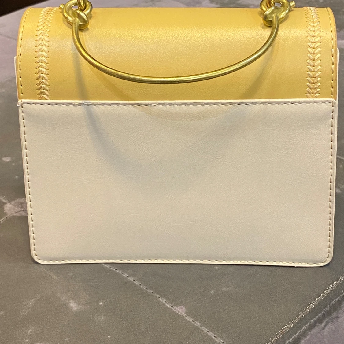 Gul och vit handväska med gulddetaljer - 2