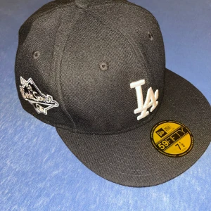 Svart LA keps New Era - Snygg svart LA keps från New Era. Perfekt för dig som gillar streetwear och sportig stil. 