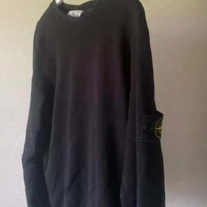 Stone island sweatshirt - Säljer denna sparsamt använde Stone island crewneck då jag inte använder den längre, köpt från nks hemsida sommaren 2024, qr kod finns att skanna som ni ser i bild 4.