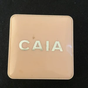 CAIA Glow Rouge Wild Strawberry - Krämrouge från CAIA i färgen Wild Strawberry. Kommer i en ljusrosa fyrkantig dosa med spegel i locket. Färgen är en varm, bärig rosa ton som ger fräsch lyster till kinderna. Perfekt för dig som gillar ett naturligt glow och enkel applicering.